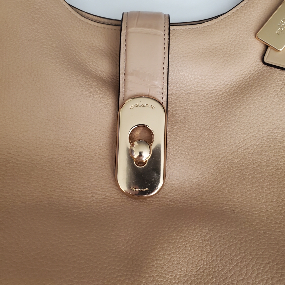 Elegant Coach Hobo Peach Leather Shoulder Bag. - Picture 4 of 8